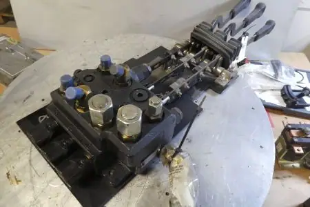 Ventielenblok, 3-ventielen Hyster A 1.50 XL Parker 2006